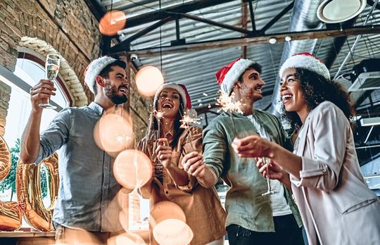 Unternehmen können die Weihnachtsfeier von der Steuer absetzen – auch wenn die 2G-Regel gilt. Unternehmen können die Weihnachtsfeier von der Steuer absetzen – auch wenn die 2G-Regel gilt.