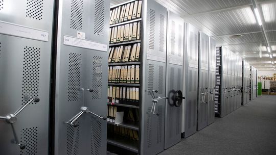 Die 2.000 Regalmeter von Daimler Truck beinhalten unter anderem 2.600 Filmrollen und 600 Magnetbänder mit historischen Aufnahmen.