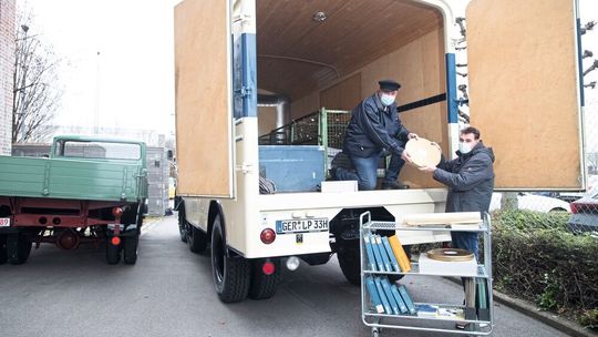 Der Vorteil eines Umzugs mit (historischen) Nutzfahrzeugen: Sie können gleich einen Teil des Umzugsguts mitnehmen.