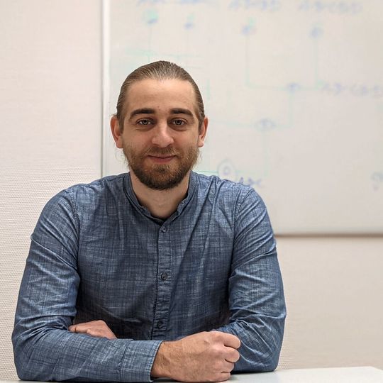 Abb. 1: Dr. Elias Dohmen ist Bioinformatiker an der Universität Münster und forscht v. a. zur Evolution von Proteinen und wie evolutionäre Innovation entsteht. Abb. 1: Dr. Elias Dohmen ist Bioinformatiker an der Universität Münster und forscht v. a. zur Evolution von Proteinen und wie evolutionäre Innovation entsteht.