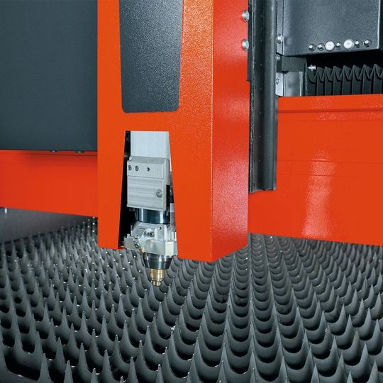 Produktiver und wirtschaftlicher: Faserlaser höherer Leistung, mit 8 und
10 kW, sorgen für deutlich schnelleres Schneiden auch dicker Bleche. Produktiver und wirtschaftlicher: Faserlaser höherer Leistung, mit 8 und
10 kW, sorgen für deutlich schnelleres Schneiden auch dicker Bleche.