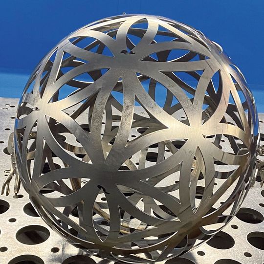 Dank der neuen 3D-Laseranlage können, wie im Bild ersichtlich, komplexe 3D-Laserstrukturen hocheffizient bearbeitet werden. Dank der neuen 3D-Laseranlage können, wie im Bild ersichtlich, komplexe 3D-Laserstrukturen hocheffizient bearbeitet werden.
