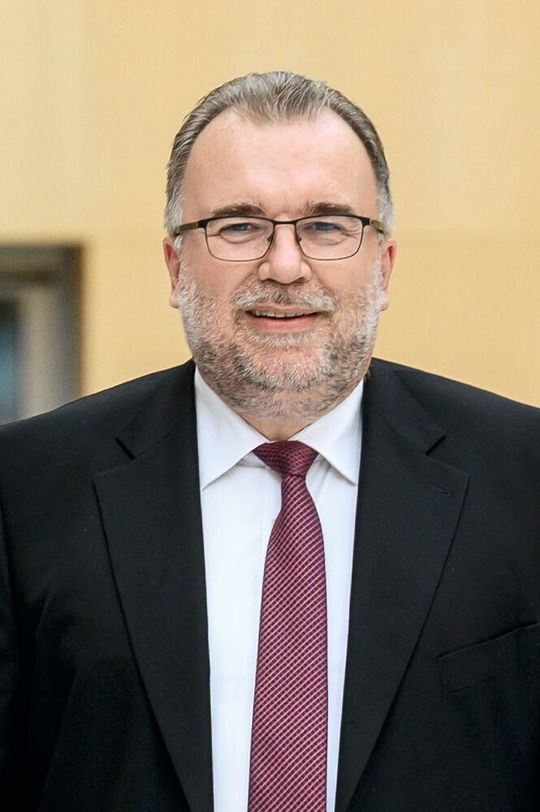 BDI Präsident Siegfried Russwurm kritisiert den Koalitionsvertrag: „Eine überzeugende Darlegung der Finanzierungsmaßnahmen fehlt.“ BDI Präsident Siegfried Russwurm kritisiert den Koalitionsvertrag: „Eine überzeugende Darlegung der Finanzierungsmaßnahmen fehlt.“