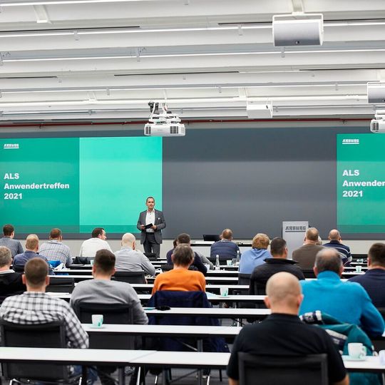 Rund 60 ALS-Kunden nutzten die Gelegenheit, sich bei den Arburg-Experten in Loßburg über neue Features und Entwicklungen zum Leitrechnersystem zu informieren. Rund 60 ALS-Kunden nutzten die Gelegenheit, sich bei den Arburg-Experten in Loßburg über neue Features und Entwicklungen zum Leitrechnersystem zu informieren.