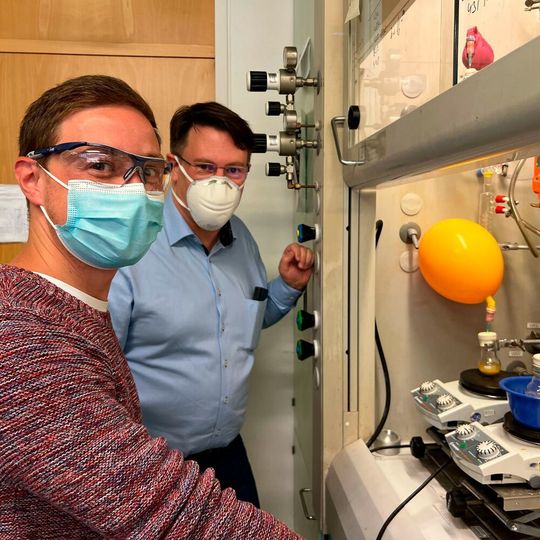 Forschen an alternativen Herstellungswegen für Molnupiravir: Prof. Dr. Till Opatz (rechts) und Tobias Lucas im Mainzer Labor. Forschen an alternativen Herstellungswegen für Molnupiravir: Prof. Dr. Till Opatz (rechts) und Tobias Lucas im Mainzer Labor.