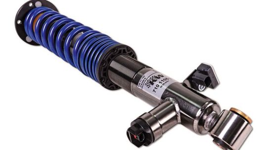 Seltener Anblick an einem Zubehör-Federbein: Im Bruchteil einer Sekunde verstellen die elektromagnetischen Proportionaldämpferventile der Federbeine die Dämpferrate des DDC-Gewindefahrwerks von KW.