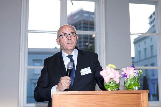 „Es freut uns sehr, dass wir zukünftig – wie von uns gefordert – wieder ein eigenes Bundesbauministerium haben“, sagte der Präsident der Bundesingenieurkammer, Dr.-Ing. Heinrich Bökamp. „Es freut uns sehr, dass wir zukünftig – wie von uns gefordert – wieder ein eigenes Bundesbauministerium haben“, sagte der Präsident der Bundesingenieurkammer, Dr.-Ing. Heinrich Bökamp.