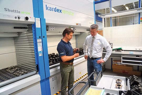 Werkzeuge werden im Kardex Lift eingelagert und dank einer Schnittstelle zur Zoller-TMS-Software in dieser entsprechend hinterlegt. Werkzeuge werden im Kardex Lift eingelagert und dank einer Schnittstelle zur Zoller-TMS-Software in dieser entsprechend hinterlegt.