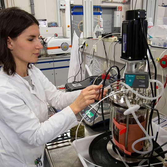FH-Doktorandin Berit Rothkranz arbeitet am Fermenter im Labor für Bioverfahrenstechnik und Downstream Processing. FH-Doktorandin Berit Rothkranz arbeitet am Fermenter im Labor für Bioverfahrenstechnik und Downstream Processing.