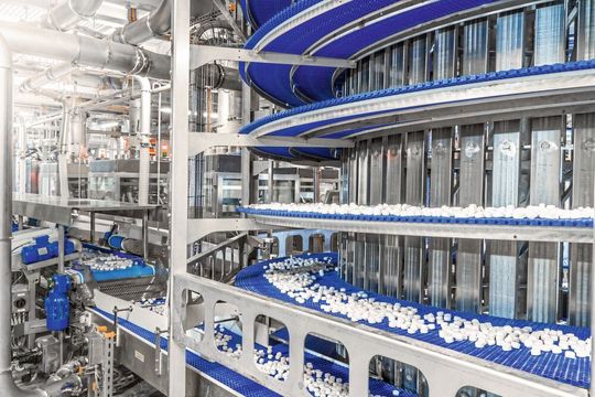 Die Salztabletten zeichnen sich durch eine besondere Qualität aus. Dank modernster Salztablettenpressen sowie einer längeren Trocknungszeit, haben die Salztabletten die optimale Presshärte und sind resistenter.