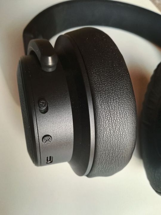 Auf der linken Seite des Kopfhörers LH900XW befindet sich der Schalter für die Geräuschreduktion, eine Taste für die „Pass-throuh-Funktion“ und der USB-C-Ladeanschluss (von oben nach unten).