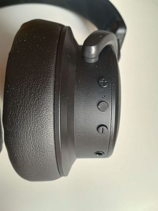 Auf der rechten Seite des Kopfhörers LH900LX befinden sich drei Multifunktionstasten, eine Leuchtdiode zur Anzeige der Wireless-Verbindung, ein 3,5-Millimeter-Audioanschluss sowie ein Mikrofon (im Bild nicht sichtbar) zum Telefonieren.