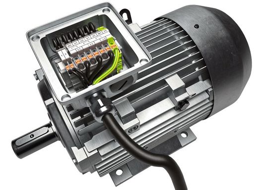 Die Mini-Reihenklemmen spielen ihre Vorteile besonders in beengten Platzverhältnissen aus – z. B. beim Anschluss von Motoren.