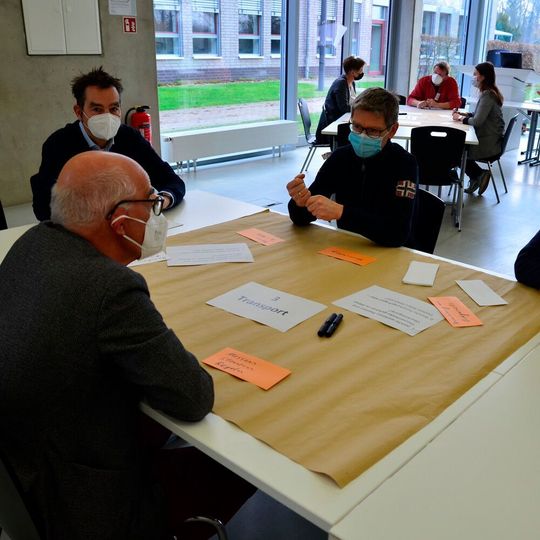 Die teilnehmenden Wissenschaftler tauschten sich in Workshops zu den verschiedenen Forschungsfeldern im Bereich Wasserstoff aus. Die teilnehmenden Wissenschaftler tauschten sich in Workshops zu den verschiedenen Forschungsfeldern im Bereich Wasserstoff aus.