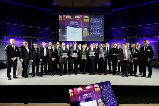 Am Galaabend in Berlin wurden zwei neue Mitglieder in die „Logistics Hall of Fame“ aufgenommen. Gleichzeitig wurden zwei verdiente Logistiker als „Traton Logistics Leader of the Year“ geehrt und erstmals der „Award of Honour“ vergeben. Am Galaabend in Berlin wurden zwei neue Mitglieder in die „Logistics Hall of Fame“ aufgenommen. Gleichzeitig wurden zwei verdiente Logistiker als „Traton Logistics Leader of the Year“ geehrt und erstmals der „Award of Honour“ vergeben.