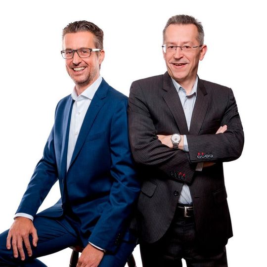 Schulter an Schulter: Prof. Dr. Peter Pöchmüller (r.) arbeitet ab sofort als CEO und CTO und der ehemalige Vorstand Marco Mezger (l.) als EVP und COO. Schulter an Schulter: Prof. Dr. Peter Pöchmüller (r.) arbeitet ab sofort als CEO und CTO und der ehemalige Vorstand Marco Mezger (l.) als EVP und COO.