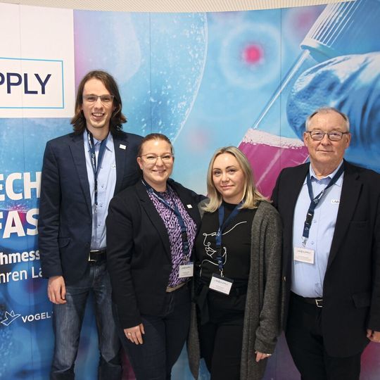 1 Das Team
der LAB-SUPPLY
(v. l.): Christian
Lüttmann,
Elisabeth Dietz,
Luisa Kromm,
Ludwig Springauf 1 Das Team
der LAB-SUPPLY
(v. l.): Christian
Lüttmann,
Elisabeth Dietz,
Luisa Kromm,
Ludwig Springauf
