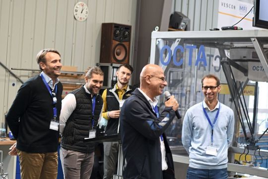 Abraham Aslanidis (mit Mikrofon), Vertriebsleiter bei MFI Innovations, und die weiteren Referenten des Events bei MFI in Benningen, sind sichtlich guter Dinge ob des positiven Geschäftsverlaufs. Abraham Aslanidis (mit Mikrofon), Vertriebsleiter bei MFI Innovations, und die weiteren Referenten des Events bei MFI in Benningen, sind sichtlich guter Dinge ob des positiven Geschäftsverlaufs.