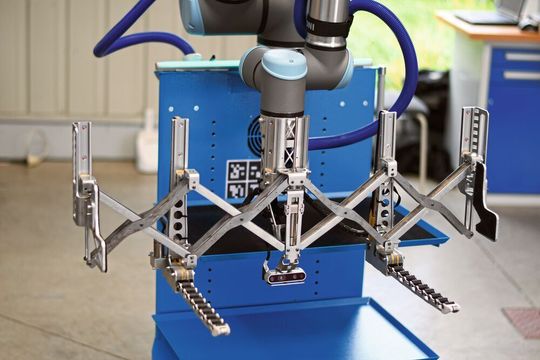 Die Universal-Box-Greifer von Mojin Robotics sind eine zum Patent angemeldete Eigenentwicklung, die insbesondere für Kleinladungsträger (KLT) eingesetzt wird. Die Universal-Box-Greifer von Mojin Robotics sind eine zum Patent angemeldete Eigenentwicklung, die insbesondere für Kleinladungsträger (KLT) eingesetzt wird.