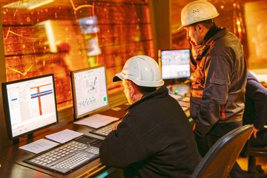 Ingenieure beim Überwachen einer Industrieanlage. Ingenieure beim Überwachen einer Industrieanlage.