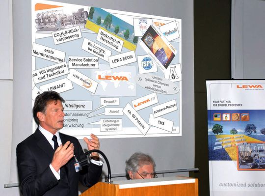 „Wir wollen nicht nur das aktuelle, sondern auch das zukünftige Geschäftsmodell unserer Kunden kennen und verstehen“, sagte Bernd M. Stütz, CEO von Lewa. „Wir wollen nicht nur das aktuelle, sondern auch das zukünftige Geschäftsmodell unserer Kunden kennen und verstehen“, sagte Bernd M. Stütz, CEO von Lewa.