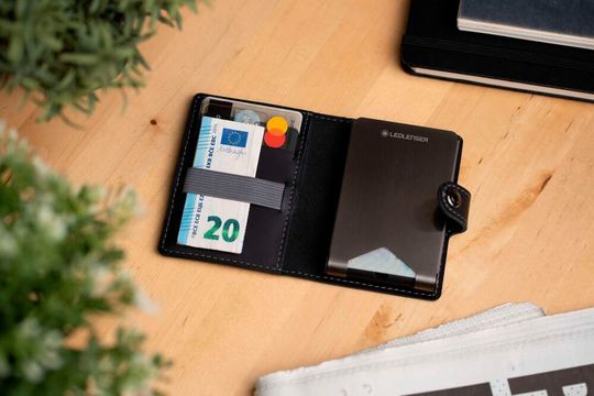 Für alle „Last-Minute-Logistiker“ könnte das Lite Wallet Plus, ein Portemonnaie mit Taschenlampe und Powerbank, noch eine interessante Sache sein. Für alle „Last-Minute-Logistiker“ könnte das Lite Wallet Plus, ein Portemonnaie mit Taschenlampe und Powerbank, noch eine interessante Sache sein.