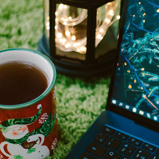 Die betriebliche Weihnachtsfeier wird wohl auch 2021 bevorzugt digital stattfinden. Mit diesen Tipps kann die Firmenfeier trotzdem besinnlich gestaltet werden. Die betriebliche Weihnachtsfeier wird wohl auch 2021 bevorzugt digital stattfinden. Mit diesen Tipps kann die Firmenfeier trotzdem besinnlich gestaltet werden.