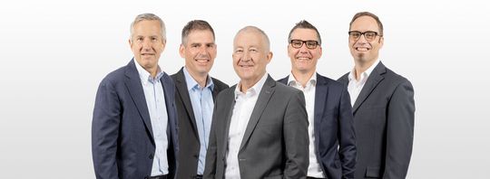 Die Geschäftsleitung der maxon Gruppe (von links): Martin Zimmermann (CSO), Stefan Müller (CTO), Eugen Elmiger (CEO), Norbert Bitzi (CFO), Andreas Richter (COO). Die Geschäftsleitung der maxon Gruppe (von links): Martin Zimmermann (CSO), Stefan Müller (CTO), Eugen Elmiger (CEO), Norbert Bitzi (CFO), Andreas Richter (COO).