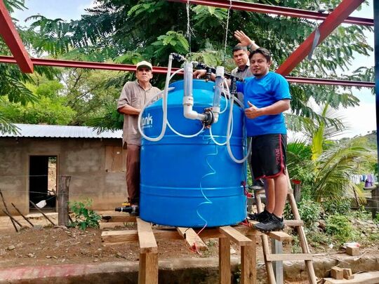 Manuell betriebenes Wasserreinigungssystem an einem abgelegenen Ort in Südamerika