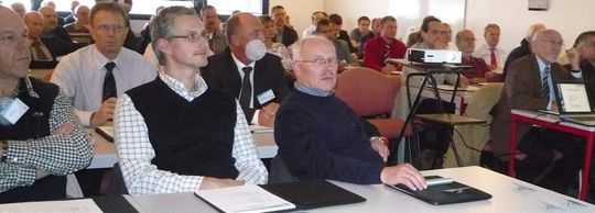 Fachleute aus vielen Teilen Europas informierten sich beim Expertenforum Engspaltschweißen über den aktuellen Stand des Engspaltschweißens im Kessel- und Kraftwerksbau. Bild: Polysoude Fachleute aus vielen Teilen Europas informierten sich beim Expertenforum Engspaltschweißen über den aktuellen Stand des Engspaltschweißens im Kessel- und Kraftwerksbau. Bild: Polysoude