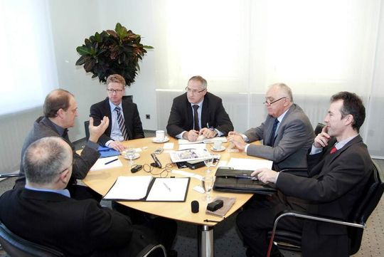 Wie geht KSB mit Komplexität um, und wie identifiziert das Unternehmen neue Märkte? PROCESS zu Gast bei KSB in Frankenthal. v.l.n.r.: Hans-Jürgen Bittermann, PROCESS; Christoph P. Pauly, Fachpresseleiter KSB; Dr. Sönke Brodersen, Leiter Forschung bei KSB, Gerd Kielburger, PROCESS; Prof. Dr.-Ing. Dieter-Heinz Hellmann, KSB-Vorstand; Dr.-Ing. Andreas Kühl, Leiter Entwicklungsprozess/Variantenmanagement. Wie geht KSB mit Komplexität um, und wie identifiziert das Unternehmen neue Märkte? PROCESS zu Gast bei KSB in Frankenthal. v.l.n.r.: Hans-Jürgen Bittermann, PROCESS; Christoph P. Pauly, Fachpresseleiter KSB; Dr. Sönke Brodersen, Leiter Forschung bei KSB, Gerd Kielburger, PROCESS; Prof. Dr.-Ing. Dieter-Heinz Hellmann, KSB-Vorstand; Dr.-Ing. Andreas Kühl, Leiter Entwicklungsprozess/Variantenmanagement.