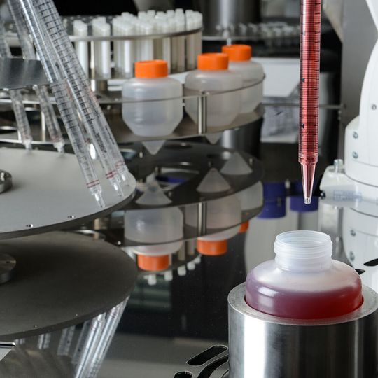 Die automatisierte Produktionsanlage Autostem wurde nach den GMP-Leitlinien konstruiert, um qualitativ hochwertige und anwendungssichere biologische Therapeutika zu produzieren. Die automatisierte Produktionsanlage Autostem wurde nach den GMP-Leitlinien konstruiert, um qualitativ hochwertige und anwendungssichere biologische Therapeutika zu produzieren.