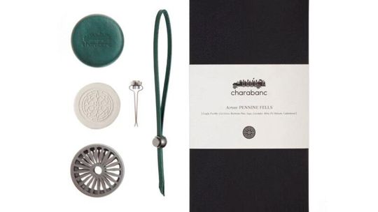 Das bekommt man für knapp 170 Euro: einen Edelstahldiffusor mit Lederabdeckung und Lederband sowie einen magnetischen Clip. Und natürlich eine Duftkeramik. Die Maße: 64 mm x 23 mm.