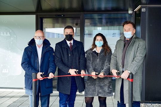 Coupé du ruban chez Acrotec avec, de gauche à droite, Gabriel Chappuis, Maire de Develier – Jacques Gerber, Ministre de l’Economie et de la Santé du canton du Jura – Marjolaine Cordier, CEO de Vardeco – François Billig, CEO du groupe Acrotec. Coupé du ruban chez Acrotec avec, de gauche à droite, Gabriel Chappuis, Maire de Develier – Jacques Gerber, Ministre de l’Economie et de la Santé du canton du Jura – Marjolaine Cordier, CEO de Vardeco – François Billig, CEO du groupe Acrotec.
