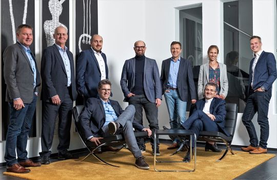 Von links oben nach rechts unten: Horst Sälzle (Head of Engineering & Services), Jürgen Hoffmann (Head of Sales Force), Markus Liebhardt (Head of Finance Management), Florian Beer (General Manager), Gerald Prinzing (Head of Internal Sales & KAM), Tanja Fröhlich (Head of Human Resources), Matthias Volz (Head of Product Management), Jürgen Steiner (Head of Operations Site Velbert), Isa Güzel (Head of Supply Chain Management). Von links oben nach rechts unten: Horst Sälzle (Head of Engineering & Services), Jürgen Hoffmann (Head of Sales Force), Markus Liebhardt (Head of Finance Management), Florian Beer (General Manager), Gerald Prinzing (Head of Internal Sales & KAM), Tanja Fröhlich (Head of Human Resources), Matthias Volz (Head of Product Management), Jürgen Steiner (Head of Operations Site Velbert), Isa Güzel (Head of Supply Chain Management).