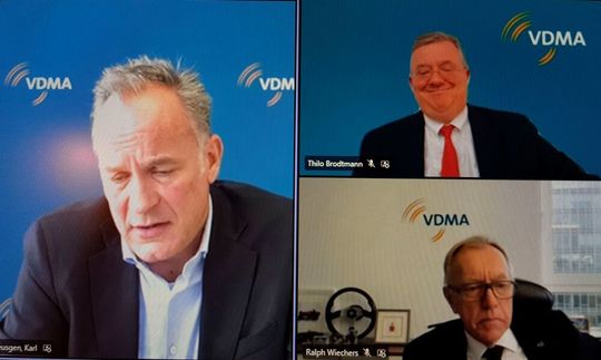 VDMA-Präsident Karl Haeusgen, VDMA-Hauptgeschäftsführer Thilo Brodtmann und VDMA-Chefvolkswirt Dr. Ralph Wiechers präsentierten online die Jahresbilanz des Maschinen- und Anlagenbaus 2021 und gaben einen Ausblick auf das Jahr 2022. VDMA-Präsident Karl Haeusgen, VDMA-Hauptgeschäftsführer Thilo Brodtmann und VDMA-Chefvolkswirt Dr. Ralph Wiechers präsentierten online die Jahresbilanz des Maschinen- und Anlagenbaus 2021 und gaben einen Ausblick auf das Jahr 2022.