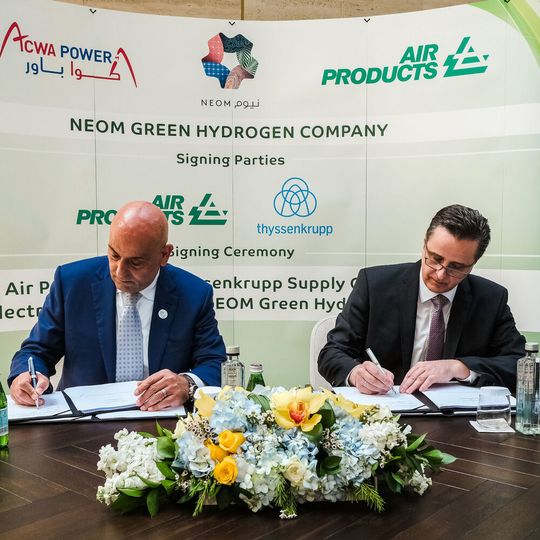 Air Products hat Thyssenkrupp bereits früh als Technologielieferant und als Partner für das Wasserstoffprojekt in Saudi Arabien ausgewählt. Air Products hat Thyssenkrupp bereits früh als Technologielieferant und als Partner für das Wasserstoffprojekt in Saudi Arabien ausgewählt.