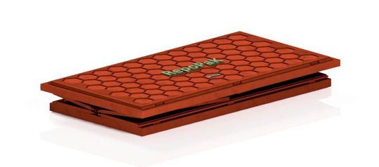 Die Wabenstruktur macht das „RepoPaK“ stabil und leicht. Zusammengefaltet lässt es sich bis zur nächsten Nutzung platzsparend aufbewahren. Die Wabenstruktur macht das „RepoPaK“ stabil und leicht. Zusammengefaltet lässt es sich bis zur nächsten Nutzung platzsparend aufbewahren.