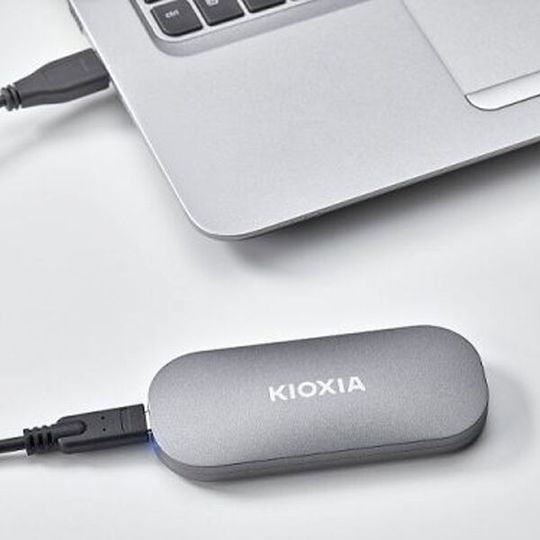 Die SSDs der Exceria-Plus-Reihe von Kioxia passen bequem in jede Hosentasche. Die SSDs der Exceria-Plus-Reihe von Kioxia passen bequem in jede Hosentasche.