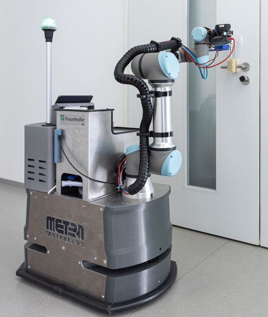 DeKonBot 2 besteht hauptsächlich aus einem kollaborativen Sechsachs-Knickarm-Roboter , der mobilen Basis Scitos X3 und einem Bürstensystem. DeKonBot 2 besteht hauptsächlich aus einem kollaborativen Sechsachs-Knickarm-Roboter , der mobilen Basis Scitos X3 und einem Bürstensystem.