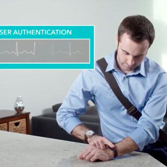 Sicherer Zugang: Eine biometrische Zugangskontrolle im Armband ermöglicht den Zugriff auf den sicheren Arbeitsplatz. Sicherer Zugang: Eine biometrische Zugangskontrolle im Armband ermöglicht den Zugriff auf den sicheren Arbeitsplatz.