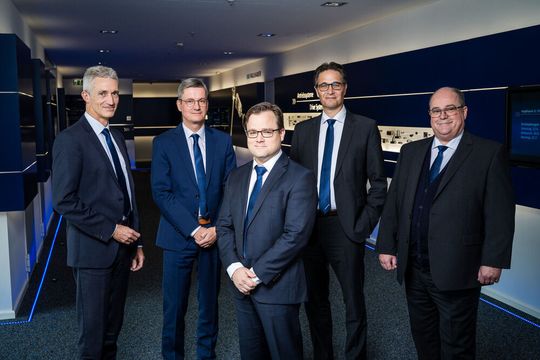 Direction de l'entreprise à partir de 2022 : Karl Faulhaber (au centre), Dr. Udo Haberland, Lutz Braun, Markus Dietz, Hubert Renner (en arrière-plan en partant de la gauche). Direction de l'entreprise à partir de 2022 : Karl Faulhaber (au centre), Dr. Udo Haberland, Lutz Braun, Markus Dietz, Hubert Renner (en arrière-plan en partant de la gauche).