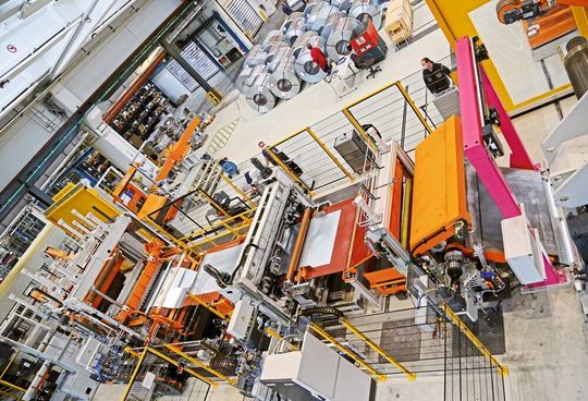 Da die bisherige Coilspaltanlage in Traunreut in die Jahre gekommen war, investierte der BSH-Standort Traunreut in eine neue Längsteilanlage für C-Stähle von der B+S Group. Da die bisherige Coilspaltanlage in Traunreut in die Jahre gekommen war, investierte der BSH-Standort Traunreut in eine neue Längsteilanlage für C-Stähle von der B+S Group.