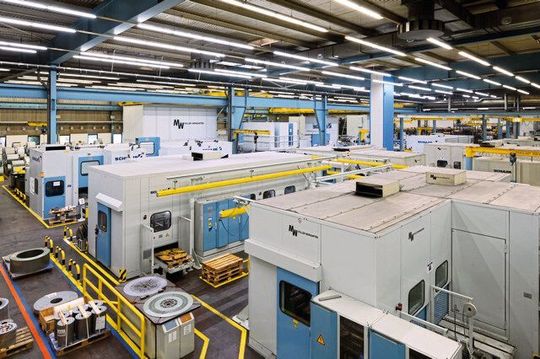 Schuler hat acht Anlagen zur Herstellung von Elektroblechen am Standort von Siemens in Nürnberg vernetzt. Schuler hat acht Anlagen zur Herstellung von Elektroblechen am Standort von Siemens in Nürnberg vernetzt.