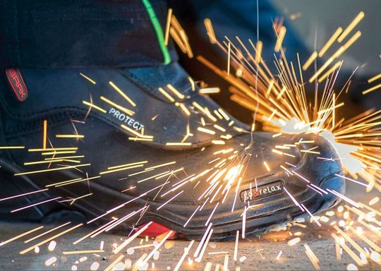 Heiße Flüssigkeiten und Metallspritzer laufen am Schaft des neuen robusten S3-Lederstiefels Björn von Hersteller Baak einfach herunter. Die Laufsohle verfügt über das höchste Level an Rutschhemmung und ist bis 300° hitzebeständig. Der Klett-Schnellverschluss sichert bei Bedarf ein schnelles Ausziehen. Heiße Flüssigkeiten und Metallspritzer laufen am Schaft des neuen robusten S3-Lederstiefels Björn von Hersteller Baak einfach herunter. Die Laufsohle verfügt über das höchste Level an Rutschhemmung und ist bis 300° hitzebeständig. Der Klett-Schnellverschluss sichert bei Bedarf ein schnelles Ausziehen.