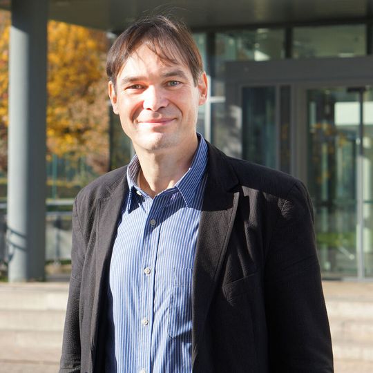 Der Chemieprofessor Dr. Harald Gröger von der Universität Bielefeld beschäftigt sich mit der Herstellung von Weichmachern aus nachwachsenden Rohstoffen. Der Chemieprofessor Dr. Harald Gröger von der Universität Bielefeld beschäftigt sich mit der Herstellung von Weichmachern aus nachwachsenden Rohstoffen.