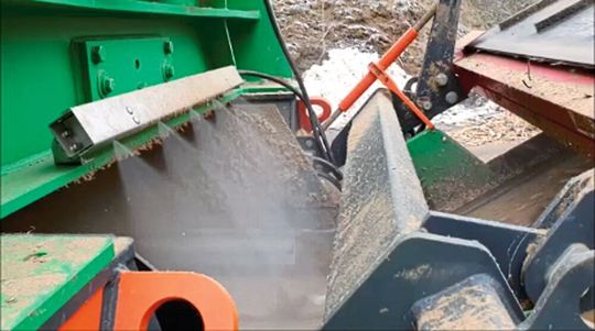 Durch die Benebelung des Materials während des Shreddervorgangs wird die Staubentwicklung weitgehendst vermieden. Durch die Benebelung des Materials während des Shreddervorgangs wird die Staubentwicklung weitgehendst vermieden.