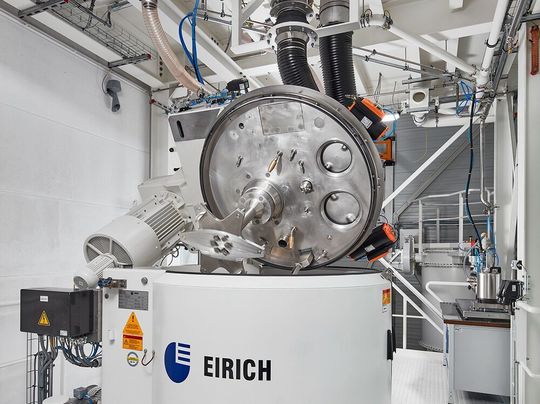 Den Mixsolver, hier gut erkennbar das exzentrisch angeordnete Mischwerkzeug, gibt es optional mit Evacmix-Technologie für direkt entgaste Slurries, mit Doppelmantel für einen temperaturge-führten Prozess und auch mit Ex-Schutz. Den Mixsolver, hier gut erkennbar das exzentrisch angeordnete Mischwerkzeug, gibt es optional mit Evacmix-Technologie für direkt entgaste Slurries, mit Doppelmantel für einen temperaturge-führten Prozess und auch mit Ex-Schutz.