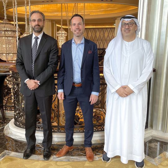 Die neuen Managing Partner des Joint Ventures Hydrogenious LOHC Emirates (von links nach rechts): Karim Attie (zudem CEO von ESCO), Rafael Schmidt (auch Head of Business Development bei Hydrogenious LOHC Technologies) und Jamal Al Ramahi. Die neuen Managing Partner des Joint Ventures Hydrogenious LOHC Emirates (von links nach rechts): Karim Attie (zudem CEO von ESCO), Rafael Schmidt (auch Head of Business Development bei Hydrogenious LOHC Technologies) und Jamal Al Ramahi.