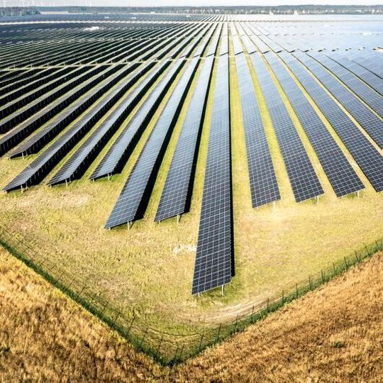 Der EnBW-Solarpark „Weesow-Willmersdorf" in Brandenburg ist mit seinen insgesamt 465.000 Solarmodulen der größte Solarpark in Deutschland. Der EnBW-Solarpark „Weesow-Willmersdorf" in Brandenburg ist mit seinen insgesamt 465.000 Solarmodulen der größte Solarpark in Deutschland.